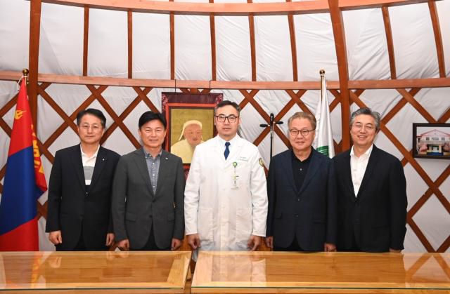 조용익 부천시장(왼쪽에서 두번째)이 22일 ‘몽골 국립외상정형센터’를 방문해 주요 병원시설을 살펴보고 병원장과 의료 교류 방안에 대해 논의했다. [사진=부천시]
