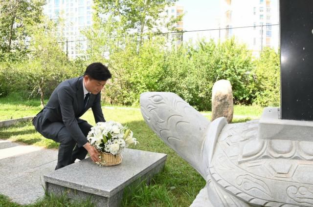 조용익 부천시장이 23일 울란바토르시의 독립운동가 ‘이태준 선생 추모공원’을 찾아 헌화하고 선생의 뜻을 기렸다. [사진=부천시]