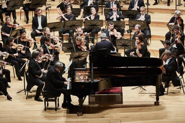 브론프만 협연 클로즈업