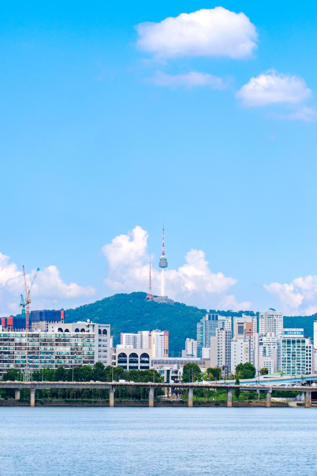 한강버스 야외 갑판에서는 도심 속 공사 소음도, 자동차 경적도 들리지 않는다. 도심의 분주한 일상에서 잠시 해방될 수 있는 특별한 순간이 찾아온다. [사진=서울관광재단]