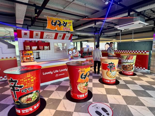 여의도, 잠실 한강버스 선착장에는 농심라면 체험 공간인 '너구리의 라면가게'가 조성됐다. [사진=강상헌 기자]