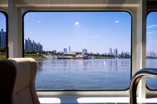 한강 안에서 바라보는 색다른 서울. 한강버스에서만 누릴 수 있는 특권이다. [사진=서울관광재단]