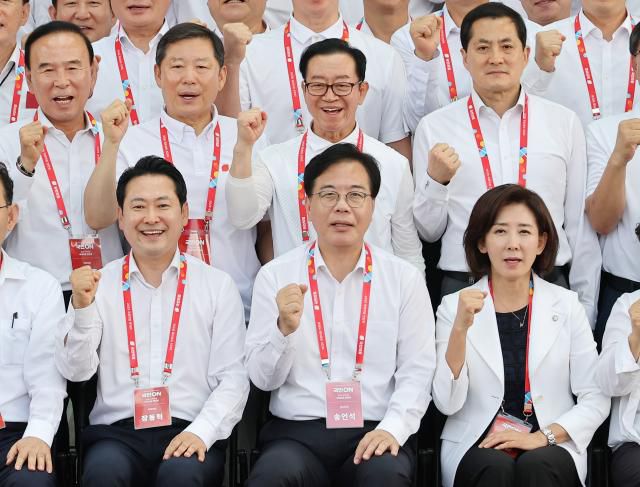 28일 인천국제공항공사 항공교육원에서 열린 2025 국민의힘 국회의원 연찬회에서 장동혁 대표, 송언석 원내대표, 나경원 의원 등 참석자들이 기념촬영을 하고 있다. [사진=연합뉴스]