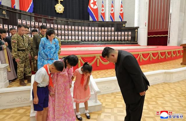 김정은 북한 국무위원장이 지난 29일 평양 목란관에서 해외군사작전에서 특출한 공훈을 세운 참전열사들의 유가족들을 만나 따뜻이 위로하고 기념사진을 찍었다고 조선중앙통신이 30일 보도했다. [사진=연합뉴스]