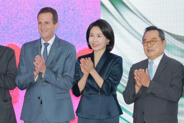 이재명 대통령 부인 김혜경 여사와 구자열 키아프 조직위원장, 사이먼 폭스 프리즈 CEO 등 참석자들이 3일 오전 서울 강남구 코엑스에서 열린 '키아프·프리즈 서울 2025' 행사에 참석해 기념촬영을 하고 있다. 2025.09.03[사진=유대길 기자 dbeorlf123@ajunews.com]