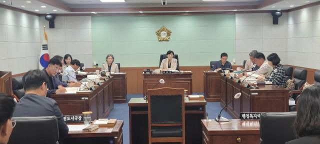 동해시의회가 4일 제355회 임시회 제4차 예산결산특별위원회를 개최하고 있다. [사진=동해시의회]