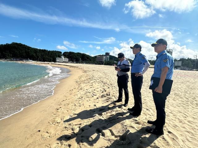 하조대 해변에서 박홍식 서장(가운데)이 현장점검을하고 있다. [사진=강릉해경]