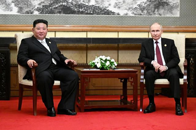 블라디미르 푸틴 러시아 대통령(오른쪽)과 김정은 북한 국무위원장이 3일 중국 댜오위타이 국빈관에서 회담하고 있다. [사진=타스·연합뉴스]