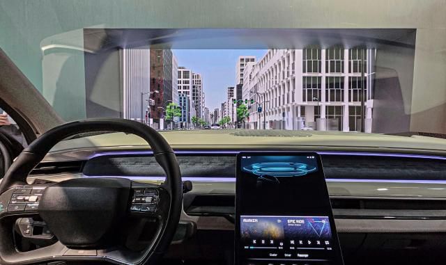 8일(현지시간) 독일 뮌헨에서 열린 IAA 모빌리티에서 현대모비스가 홀로그래픽 윈드쉴드 디스플레이를 전시했다. [사진=한국자동차기자협회]