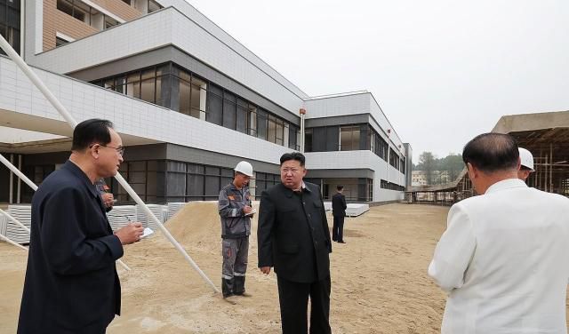 김정은 북한 국무위원장이 8일 구성시병원건설사업을 현지에서 지도했다고 조선중앙통신이 9일 보도했다 [사진=연합뉴스]
