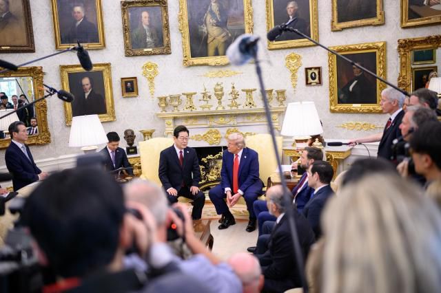 도널드 트럼프 미국 대통령 (왼쪽)과 이재명 대한민국 대통령 (왼쪽)이 8월 25일 미국 워싱턴에 위치한 백악관 오벌 오피스에서 정상회담 중 이야기를 나누고 있다. 백악관 제공 (Daniel Torok)