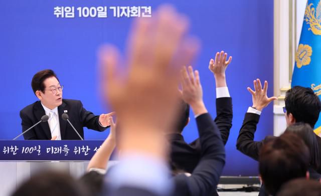 이재명 대통령이 11일 청와대 영빈관에서 열린 취임 100일 기자회견 '회복을 위한 100일, 미래를 위한 성장'에서 취재진 질문을 받고 있다.