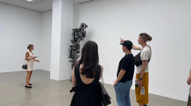 3일 강남아트살롱에서 외국인 관람객이 전시를 관람하고 있다. [사진=서울관광재단]