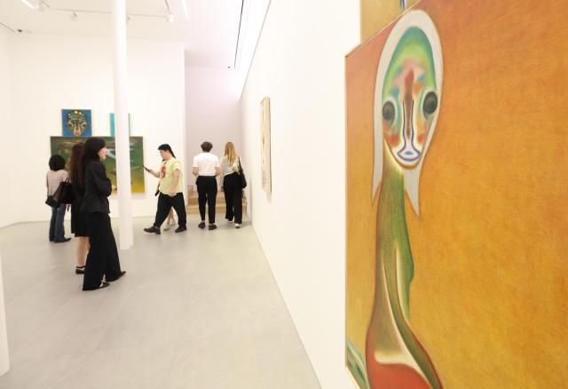 3일 강남아트살롱에서 외국인 관람객이 전시를 관람하고 있다. [사진=강남구]
