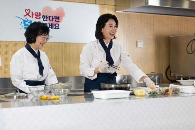 이재명 대통령 부인 김혜경 여사가 11일 서울 광진구 세종대학교에서 열린 삼삼한 요리 경연대회를 방문해 요리 시연과 푸드 토크를 하고 있다. [사진=대통령실 제공]