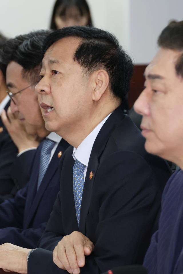 구윤철 부총리 겸 기획재정부 장관이 15일 서울 여의도 국회에서 열린 '추석 민생안정대책 당정협의'에서 주식양도세 부과 대상인 대주주 기준을 현행 50억원으로 유지하기로 했다고 밝히고 있다.[사진=연합뉴스]