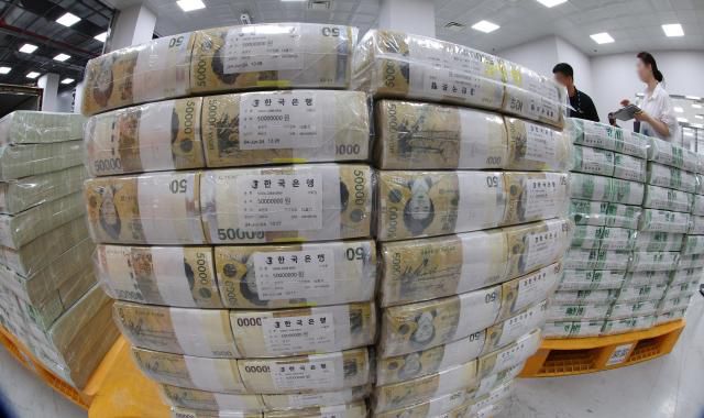 5일 오전 서울 중구 한국은행 화폐수납장에서 관계자들이 추석 화폐 공급을 하고 있다. 2024.09.05[사진=사진공동취재단]