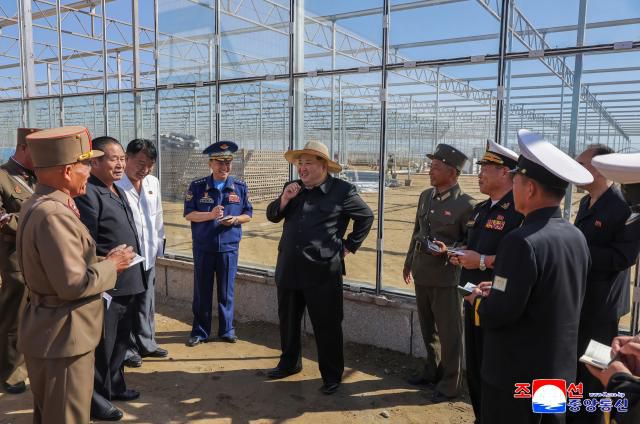 김정은 북한 국무위원장이 지난 18일 신의주온실종합농장 건설 및 지역개발사업을 현지에서 지도했다고 조선중앙통신이 19일 보도했다. [사진=연합뉴스]