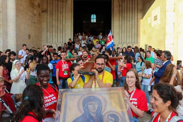 2023년 리스본 세계청년대회에서 WYD 상징물인 십자가와 성모성화가 옮겨지는 모습. [사진=WYD LISBON 2023]