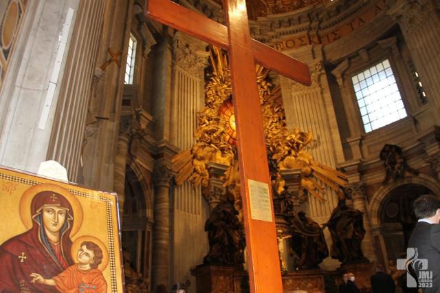 WYD 상징물인 십장가와 성모성화. [사진=WYD LISBON 2023]