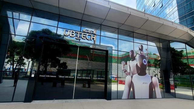 중국 광둥성 선전시 로봇밸리에 위치한 중국 휴머노이드로봇 기업 유비테크 본사 전시관 앞. [사진=배인선 기자]