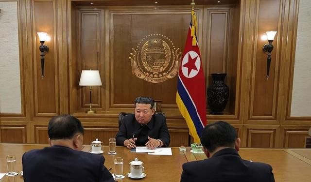 김정은 북한 국무위원장이 지난 26일 핵무기연구소를 비롯한 핵관련 분야의 과학자, 기술자들을 만나 핵물질생산 및 핵무기생산과 관련한 중요협의회를 지도했다고 조선중앙통신이 27일 보도했다. [사진=연합뉴스]