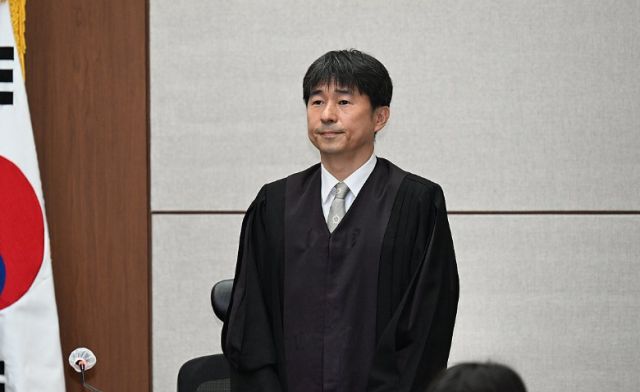 지귀연 부장판사가 지난 4월 21일 서울 서초동 서울중앙지법에서 열린 윤석열 전 대통령 내란 우두머리 혐의 형사재판 2차 공판에서 인사하고 있다. [사진=연합뉴스]