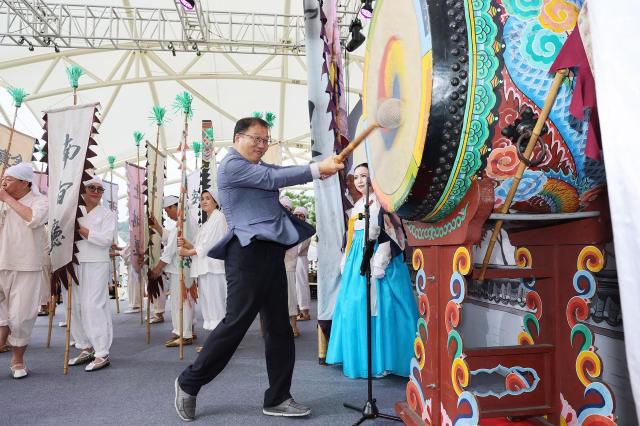 창원 마산만날제 개막식에서 장금용 창원시장 권한대행이 개막을 알리며 북을 치고 있는 모습.[사진=창원시]