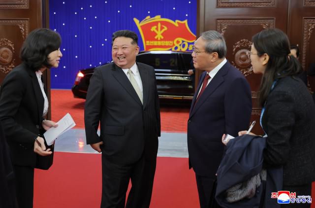 조선중앙통신은 9일 저녁 평양 5월1일경기장에서 김정은 국무위원장이 참석한 가운데 노동당 창건 80주년 경축 대집단체조와 예술공연 '조선로동당 만세'가 성대히 진행됐다고 10일 보도했다. [사진=연합뉴스]