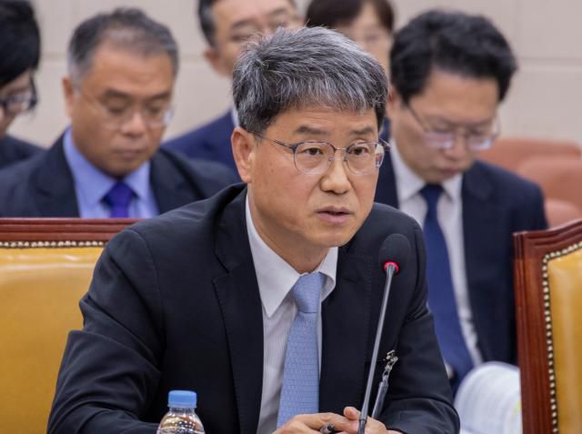 반상권 방송미디어통신위원회 위원장 직무대리가 14일 국회 과학기술정보방송통신위원회에서 열린 2025년도 국정감사에서 의원 질의에 답하고 있다. [사진=연합뉴스]