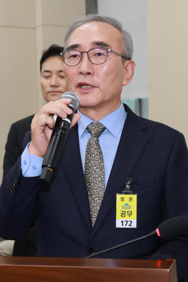 김영섭 KT 대표이사가 14일 서울 영등포구 여의도 국회에서 열린 공정거래위원회, 개인정보보호위원회 등에 대한 정무위원회 국정감사에 증인으로 출석해 의원 질의에 답하고 있다. [사진=연합뉴스]
