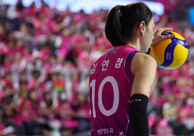 8일 인천 삼산월드체육관에서 열린 프로배구 V리그 여자부 챔피언결정전 흥국생명과 정관장의 5차전 경기. 흥국생명 김연경이 서브를 준비하고 있다. [사진=연합뉴스]