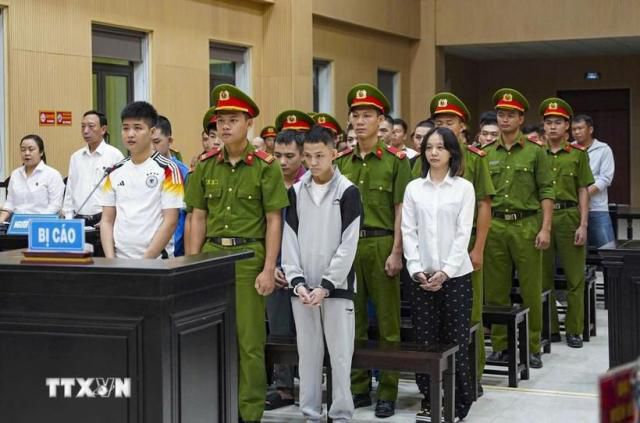 온라인 상에서 금전 사기를 저질러 재판을 받고 있는 피의자들 [사진=베트남 통신사]