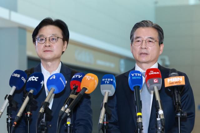 한미 관세 협상 후속 논의와 관련, 하워드 러트닉 미국 상무부 장관과 협상할 예정인 김용범 대통령실 정책실장이 16일 인천국제공항 제2여객터미널을 통해 미국 워싱턴DC로 출국하기에 앞서 발언하고 있다. 왼쪽은 김정관 산업통상부 장관. [사진=연합뉴스]