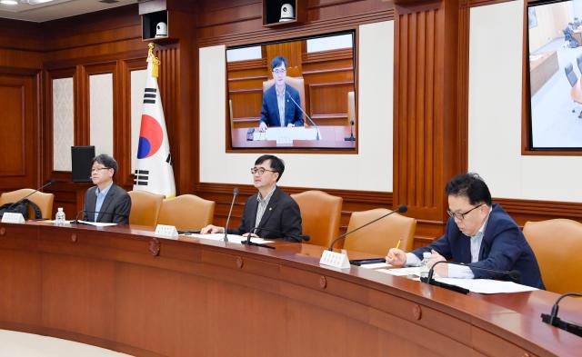 임기근 기획재정부 차관이 10월 16일 오후 서울 종로구 정부서울청사에서 열린 '제25차 재정집행 점검회의'를 주재, 모두발언을 하고 있다. [사진=기획재정부]