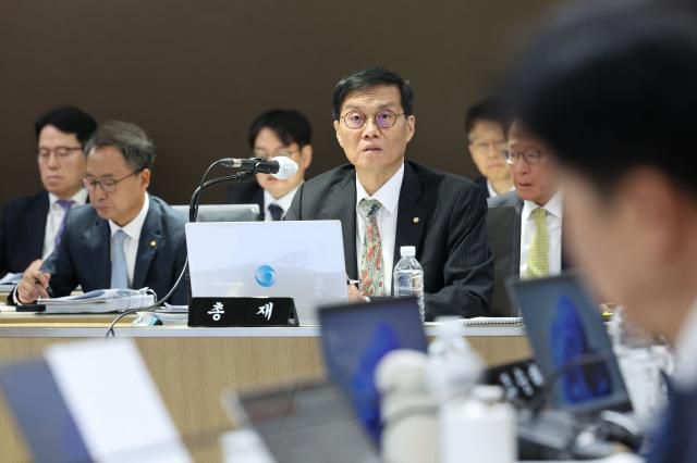 이창용 한국은행 총재가 20일 서울 중구 한국은행에서 열린 국회 기획재정위원회의 한국은행에 대한 국정감사에서 의원질의에 답하고 있다. [공동취재]