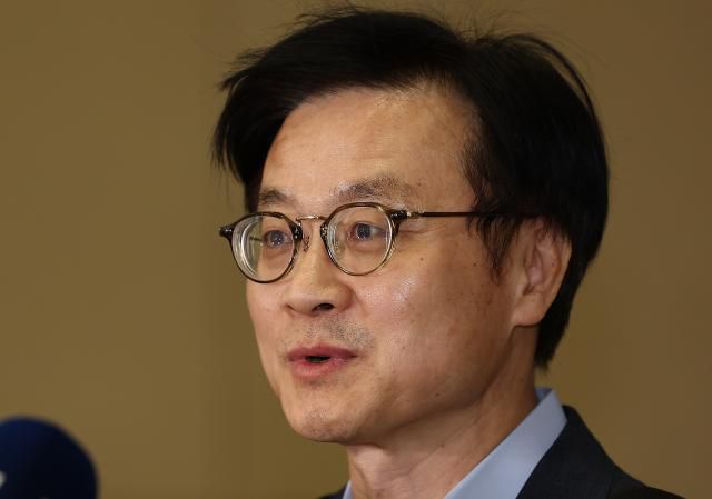 한미 관세 협상을 위해 미국으로 출국했던 김정관 산업통상부 장관이 20일 영종도 인천국제공항 제2터미널을 통해 귀국하며 취재진 질문에 답하고 있다. [사진=연합뉴스]