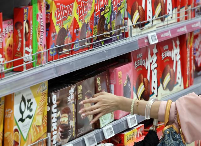 서울의 한 대형마트에서 시민들이 과자를 살펴보고 있다. [사진=연합뉴스]