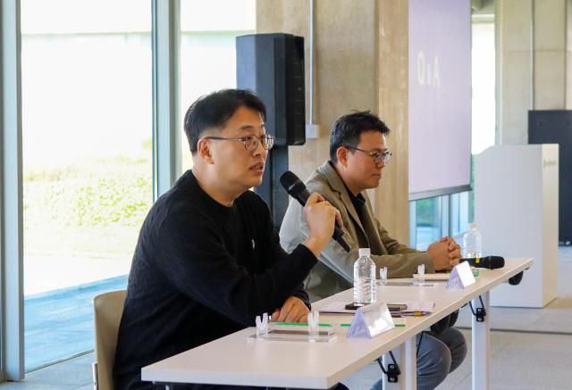 이상준 네이버클라우드 최고운용책임자(CIO)(오른쪽)와 지난 27일 네이버의 제2데이터센터 '각 세종'에서 열린 테크밋업에서 기자들의 질의에 답변하고 있다. [사진=네이버클라우드]