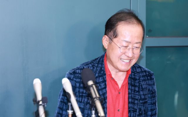 홍준표 전 대구시장이 지난 6월 17일 인천국제공항 제1여객터미널을 통해 귀국, 취재진과 인터뷰를 마친 뒤 이동하고 있다. [사진=연합뉴스]