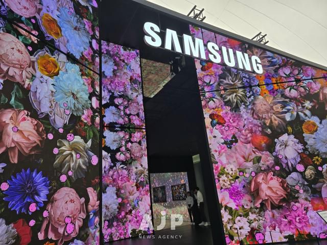 Entrance to Samsung Electronics booth at