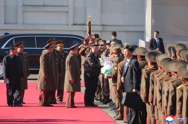 김정은 국무위원장이 지난 1일 조선인민군 제11군단 지휘부를 방문했다고 조선중앙통신이 2일 보도했다. [사진=연합뉴스]