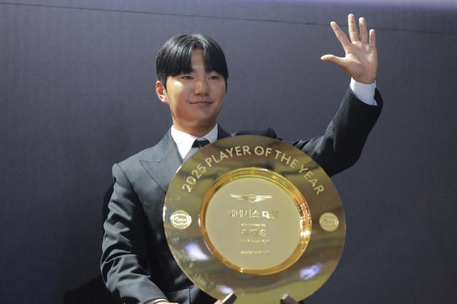 옥태훈이 한국프로골프(KPGA) 제네시스 대상 시상식에서 다섯 번이나 무대에 오르며 2025시즌 가장 빛난 선수가 됐다. [사진=유대길 기자 dbeorlf123@ajunews.com]
