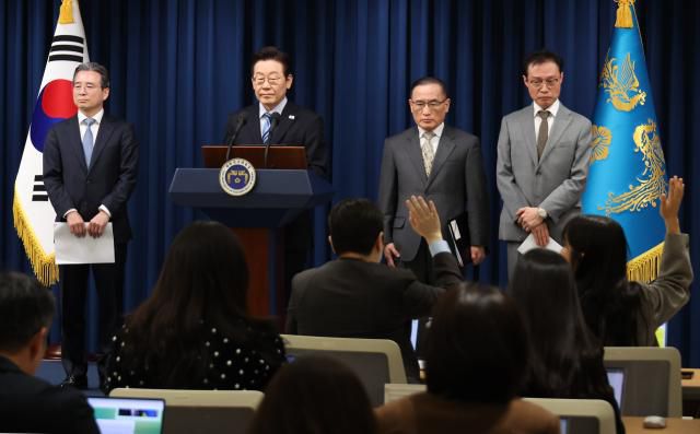 이재명 대통령이 14일 서울 용산 대통령실 기자회견장에서 한미 팩트시트 타결과 관련해 발표를 마친 뒤 취재진 질문을 받고 있다.(왼쪽부터 김용범 정책실장, 이재명 대통령, 위성락 국가안보실장, 이규연 홍보소통수석)[사진=연합뉴스]