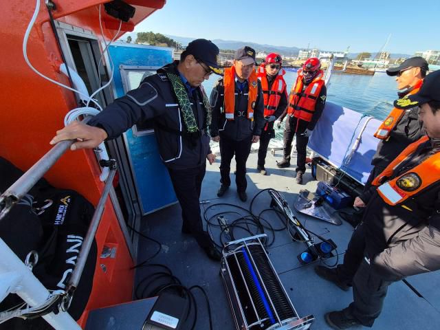 강릉해양경찰서가 19일 강릉구조대를 방문하여 긴급출동 대응 태세 및 수중탐색장비 운용 실태를 점검하고 있다. [사진=강릉 해경]