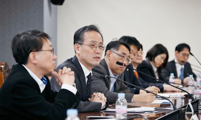 이형일 기획재정부 차관이 21일 서울 중구 은행회관에서 '역외 원화 결제 시스템 구축 전담반 출범 회의'를 주재하고 있다.[사진=기획재정부]