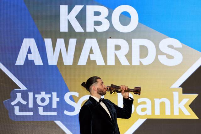 24일 열린 2025 신한 SOL뱅크 KBO 시상식에서 정규시즌 최우수선수(MVP)로 선정된 한화의 폰세가 트로피와 함께 기념촬영을 하고 있다. [사진=연합뉴스]