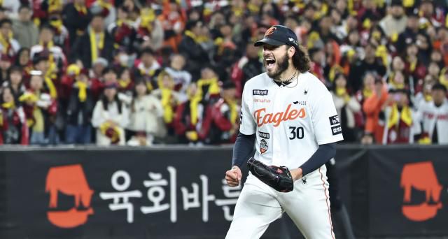 025 프로야구 KBO리그 포스트시즌 한국시리즈 3차전 LG 트윈스와 한화 이글스의 경기. 6회초 2사 1, 2루 한화 폰세가 LG 문보경을 삼진아웃으로 처리한 뒤 환호하고 있다.[사진=연합뉴스]