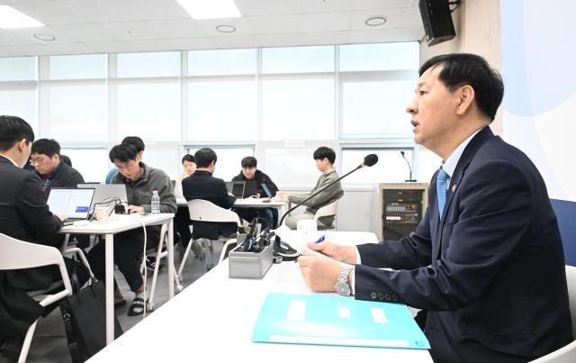 구윤철 부총리 겸 기획재정부 장관은 26일 정부세종청사에서 기자간담회를 열고 외환시장 안정화 방안 등에 대해 설명했다. [사진=기획재정부]