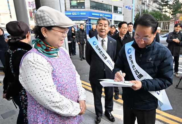 유정복 인천광역시장이 1일 연수구 현이네 김밥집에서 열린 착한가격업소 현판식에서 업소 관계자들을 격려하고 있다. [사진=인천시]